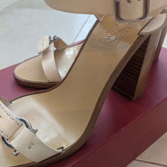 Salvatore Ferragamo open toe heels - Picture 8 of 9